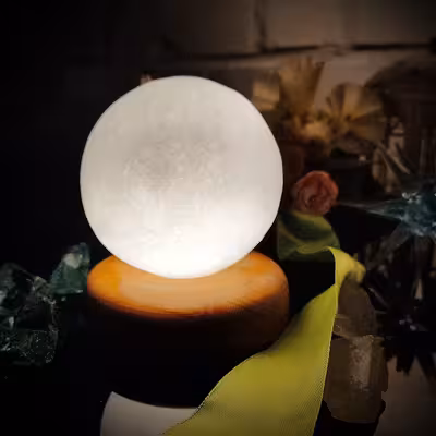 آباژور سنگ نمک مدل گـوی مـیـنیـاتـوری طـرح پـایـه چـوبـی کد 426