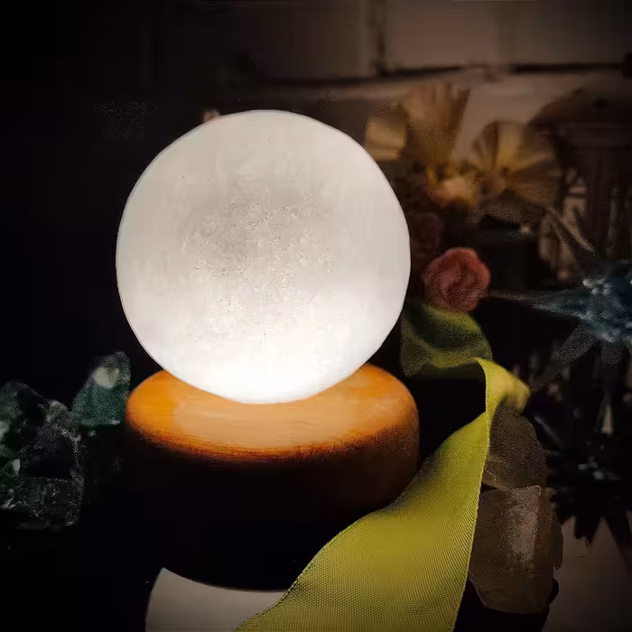 آباژور سنگ نمک مدل گـوی مـیـنیـاتـوری طـرح پـایـه چـوبـی کد 426