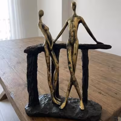 مجسمه دکوری طرح زن و مرد ساحلی طلایی