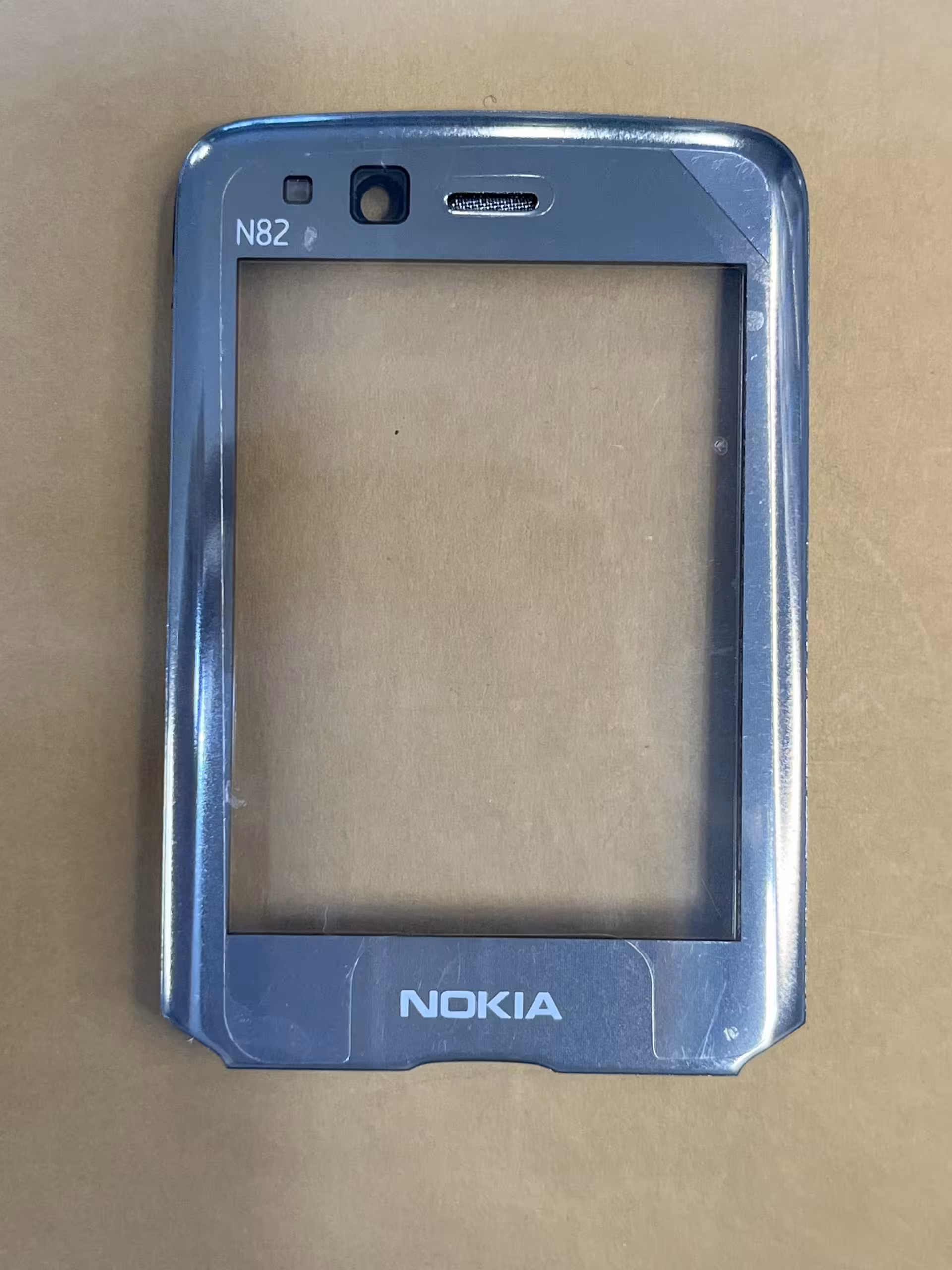 شیشه روی ال سی دی نوکیا مدل Nokia N82 کیفیت جنس : فابریک و اورجینال آکبند کمپانی نوکیا نو و آکبند ( رنگ سیلور ) “اصالت کالا”:”اورجینال”