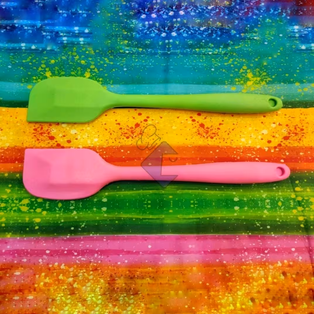 لیسک تمام سیلیکونی بزرگ 30 سانتی،  مناسب برای همزدن انواع کیک و ... و تحمل هم زدن غذاهای داغ 