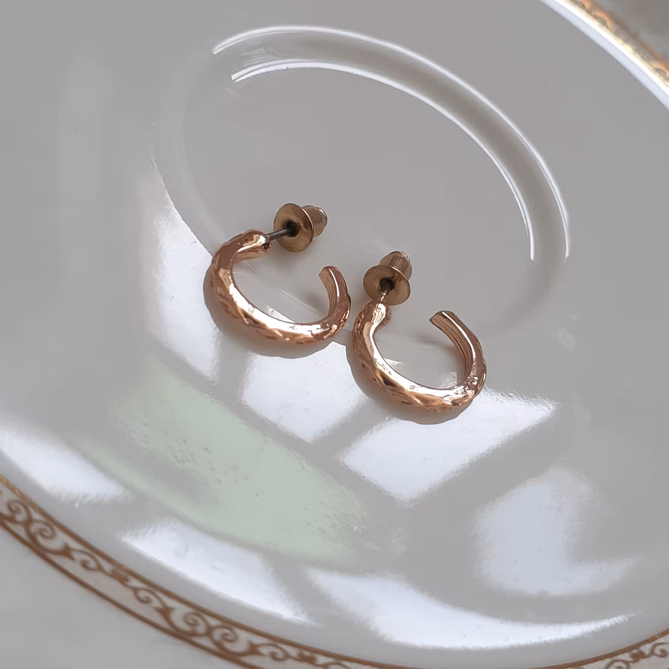 گل گوش نیم حلقه کوچک رنگ طلایی طرح طلا