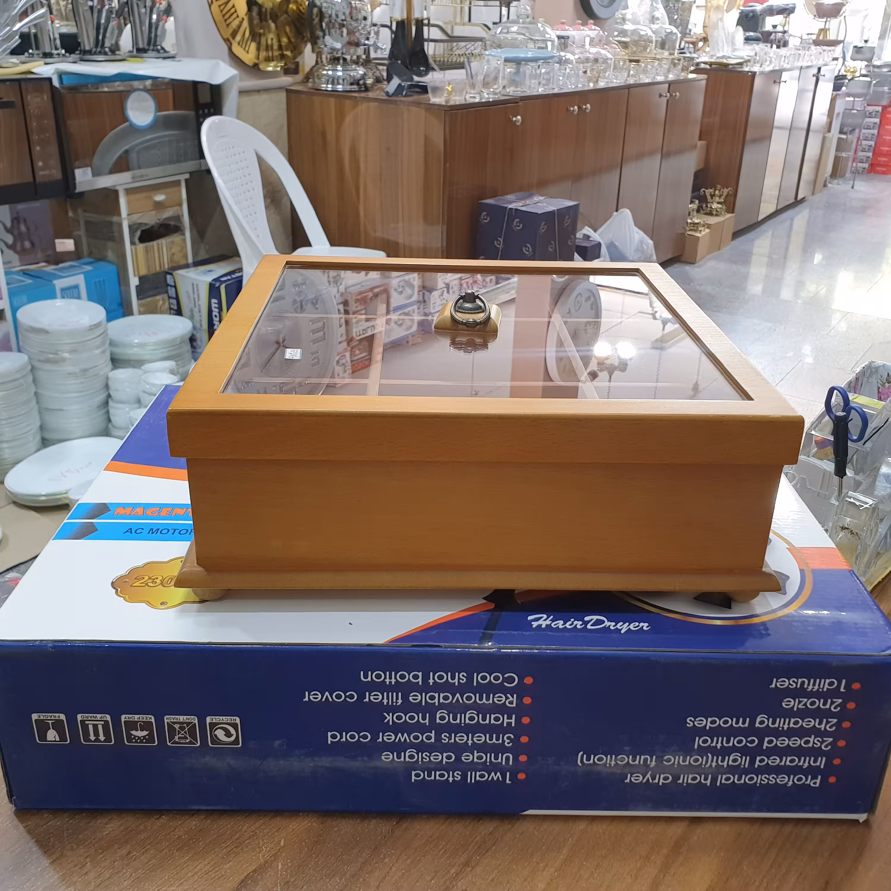 تی بک جا تی بکی ساخته شده از چوب راش دقت کنید چوب هستش و از  فیبر و تخته نیست و یه رنگ کاری بسیار با کیفیتی داره 