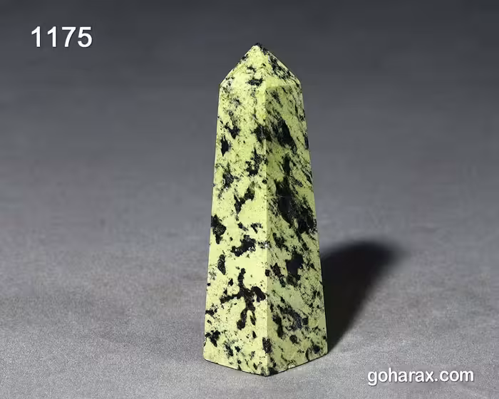 سنگ معدنی منشور سرپانتین