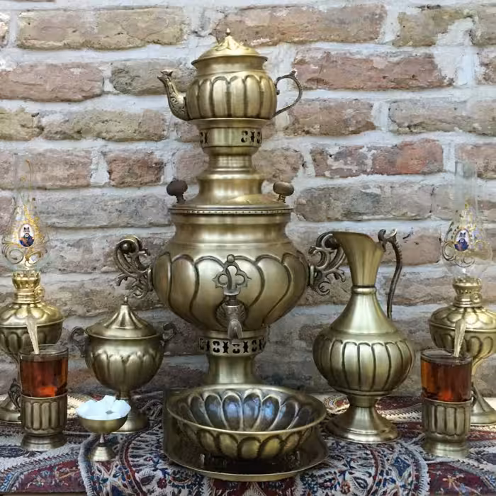  سماور 3لیتر ذغالی برنجی ست14تکه مدل پخدار دسته توری رنگ آنتیک