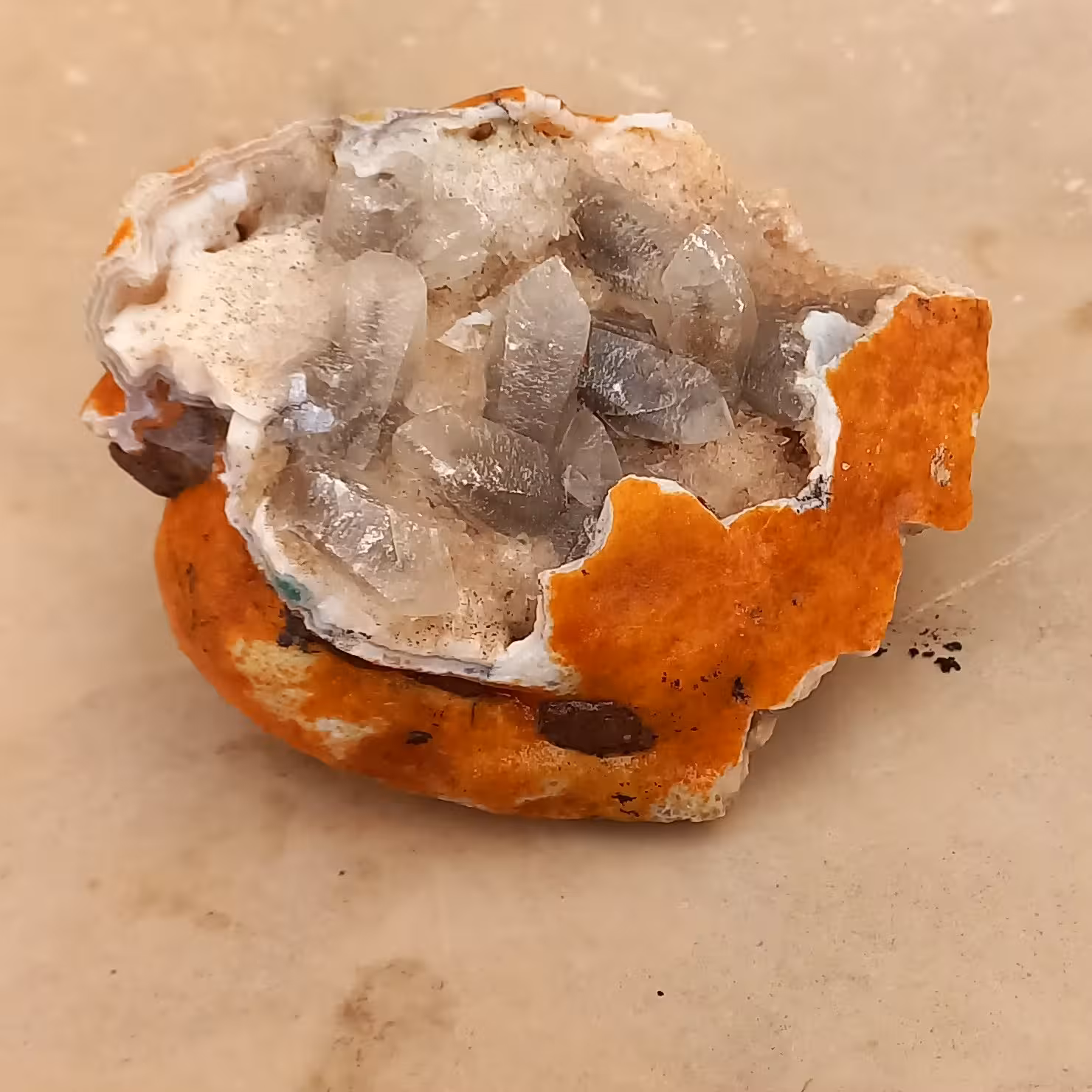 سنگ هایی از معادن عقیق  .یه دونه از سنگ ها بلور هایی سفید که مغز بلور  هم یه سنگ سبز  اگر دقت کنید.