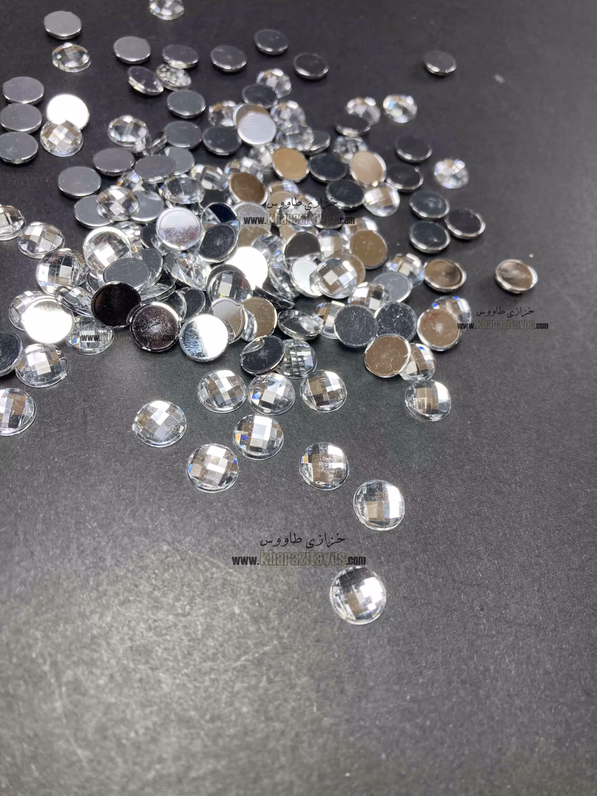 نگین گرد پلاستکی پشت صاف سایز 8 ( نقره ای ) بسته 100 عددی