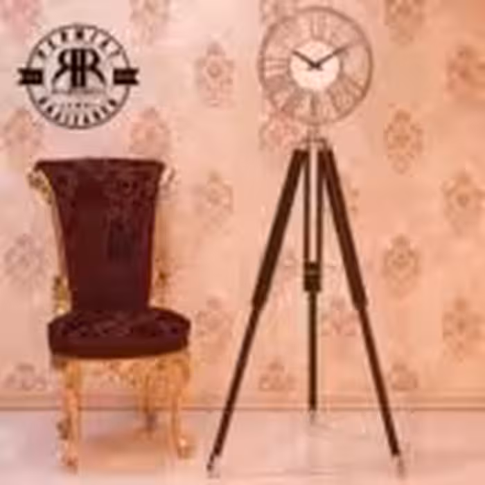 التین ساعت کنار سالنی ایستاده  3 پایه مشکی نقره ای  6312