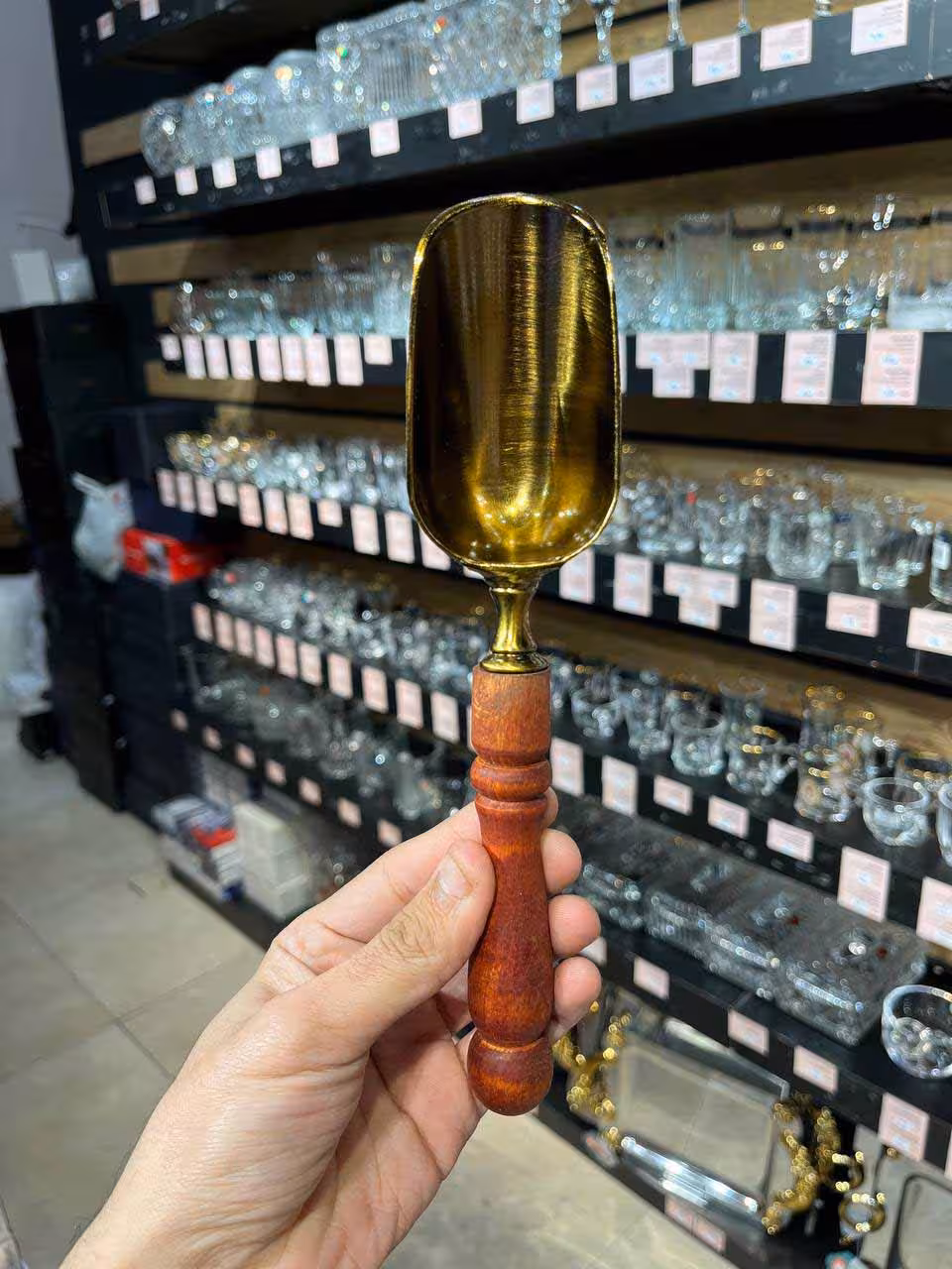 قاشق آجیل طلایی دسته چوبی