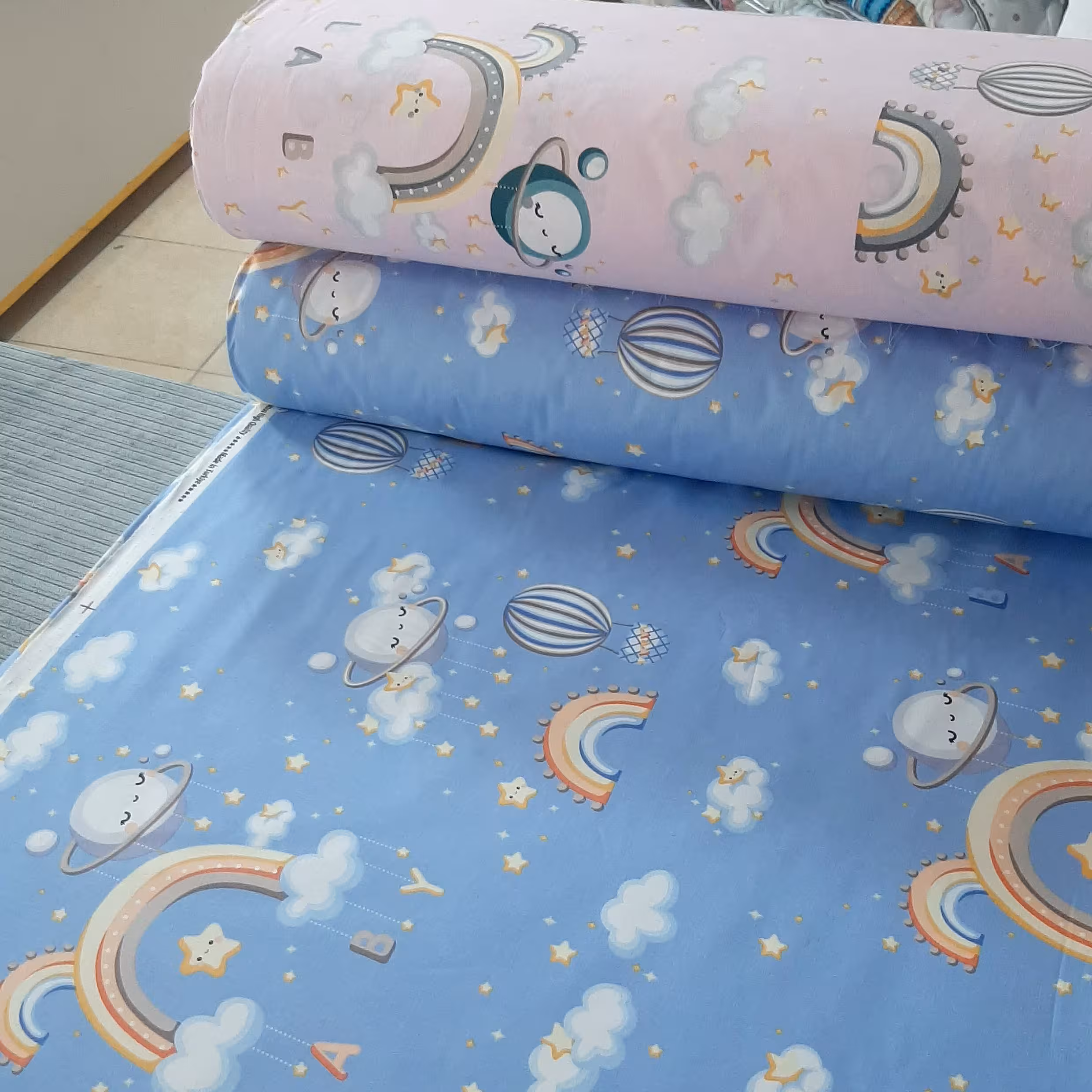 پارچه ملحفه ای روتختی ملحفه ای کتان نخ ترک طرح عروسکی عرض240سانت