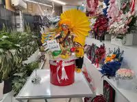 باکس هدیه شکلات و عروسک روسی زرد