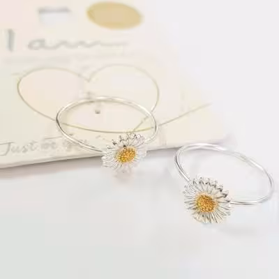 انگشتر نقره 925 طرح گل بابونه ، وسط کار آبکاری طلا، جنس نقره عیار 925