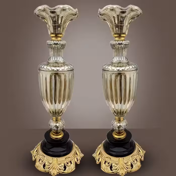 شمعدان بلوری فرم رز دودی پایه مشکی‌