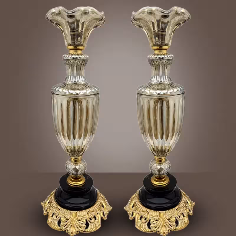 شمعدان بلوری فرم رز دودی پایه مشکی‌