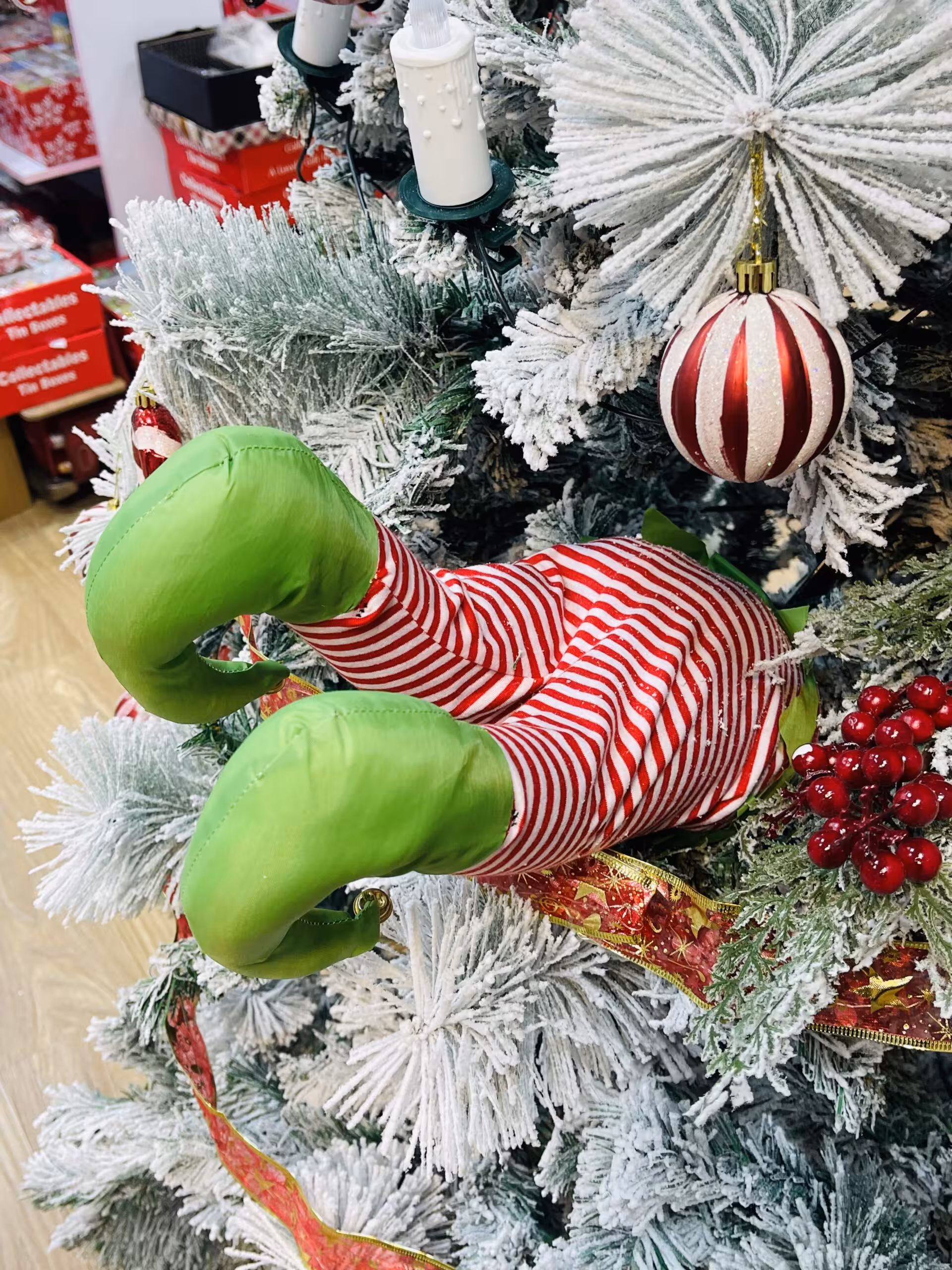 پای اِلف متحرک داخل درخت کریسمس