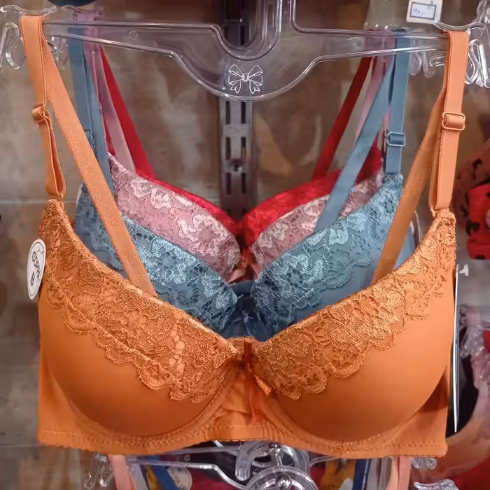 سوتین اسفنجی زیر فنرداررنگبندی .سایزبندی موجود میباشد 