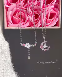 گردنبند گل و پروانه