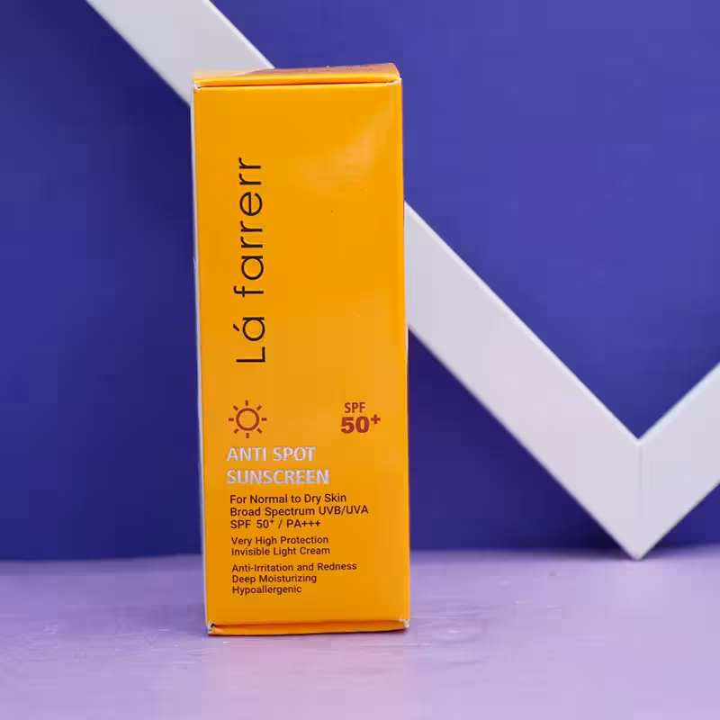 کرم ضد آفتاب و ضد لک بی رنگ لافارر Lafarrerr مناسب پوست خشک و معمولی SPF 50 حجم 40 میل 92615