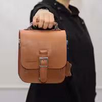 کیف دوشی ودستی اسپرت قفل دار چرم طبیعی گاوی در رنگ های مختلف (هرو چرم)