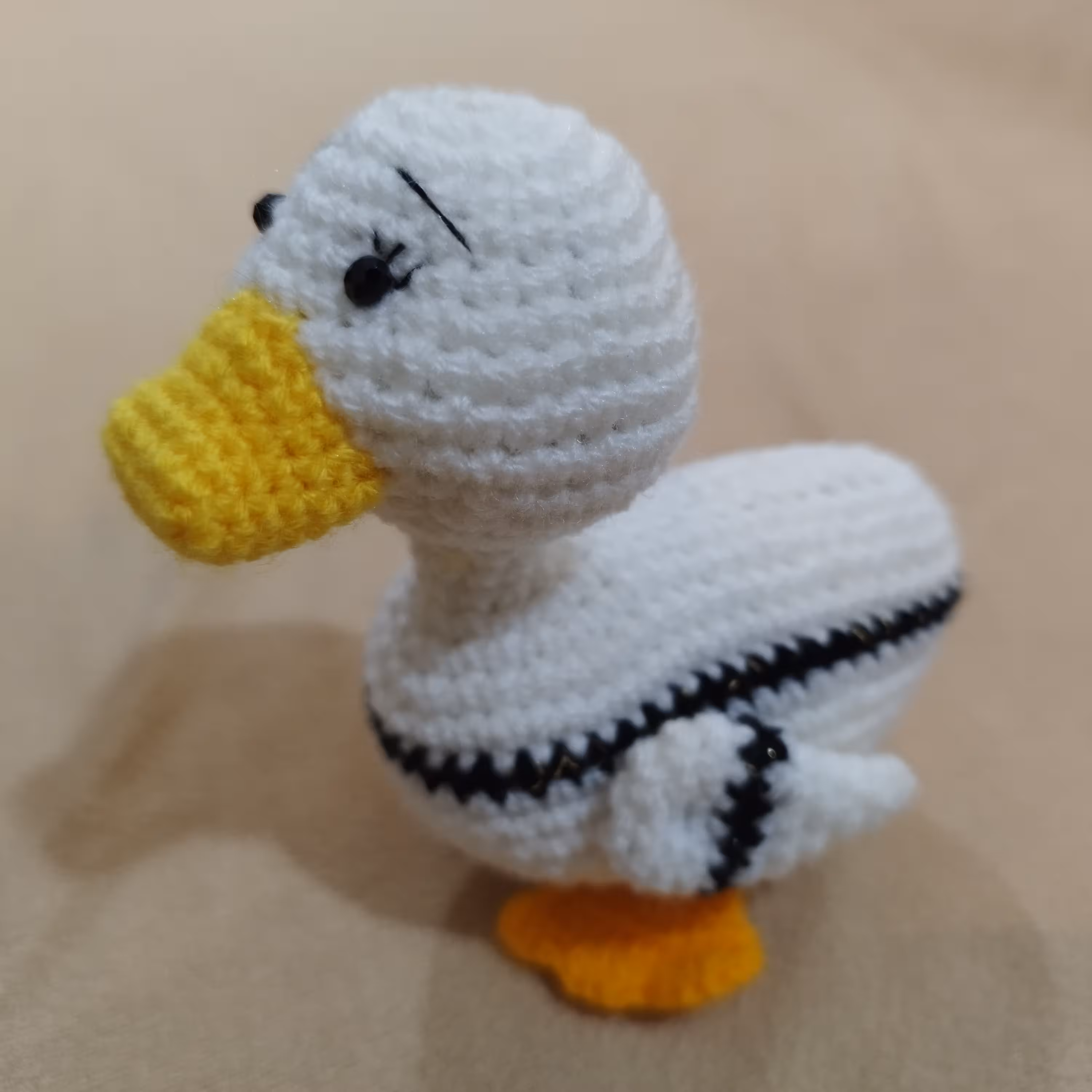 عروسک اردک سیاه و سفید بافتنی