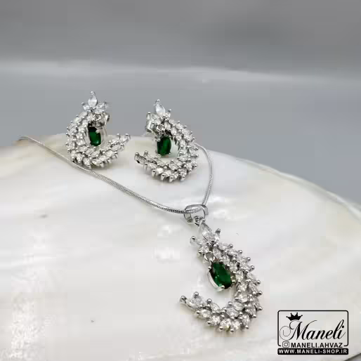 نیم ست رنگ ثابت نگین سبز با نگین های مخراج کار شده|14040479