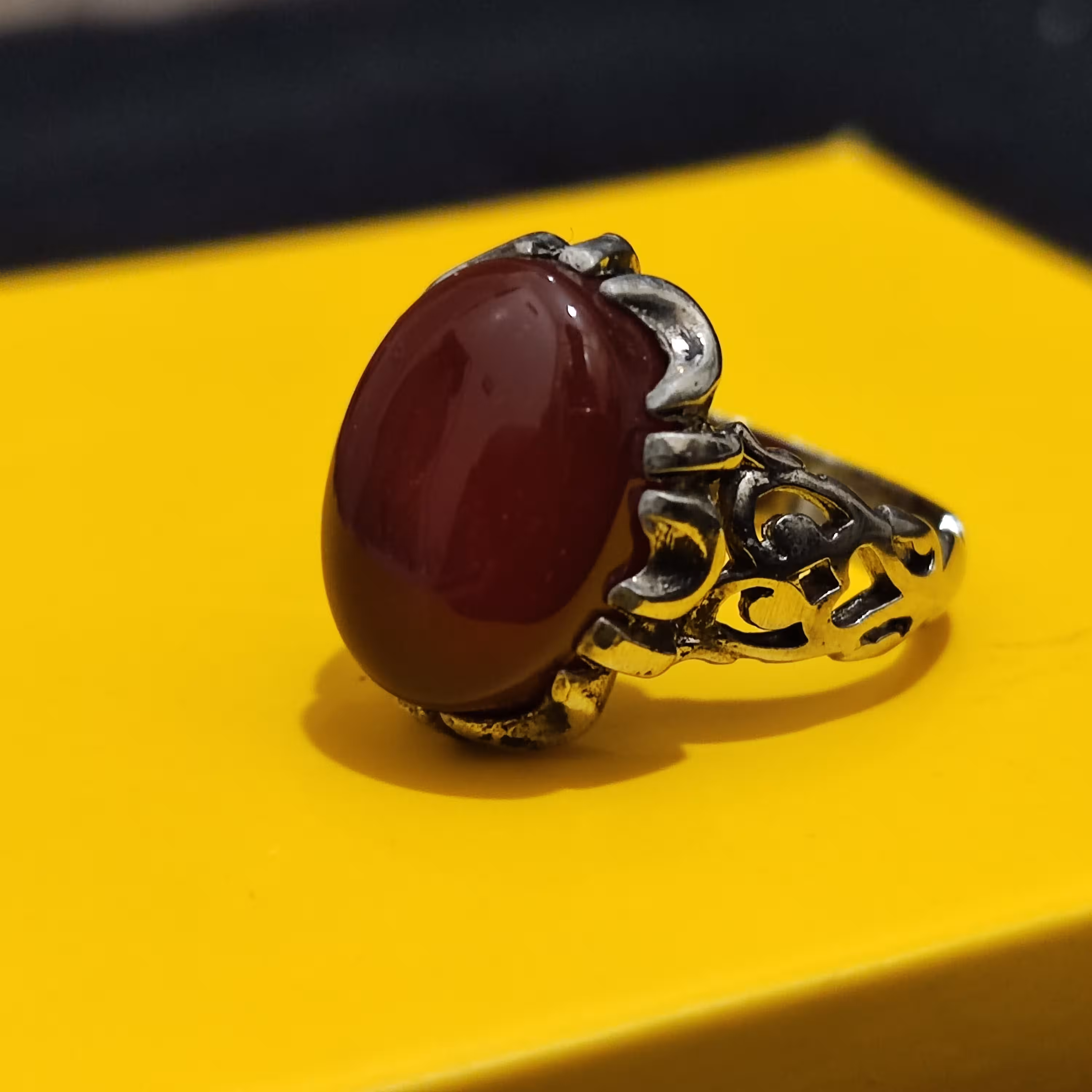 انگشتر مردانه نگین عقیق قرمز رکاب طرح دار  سایز11