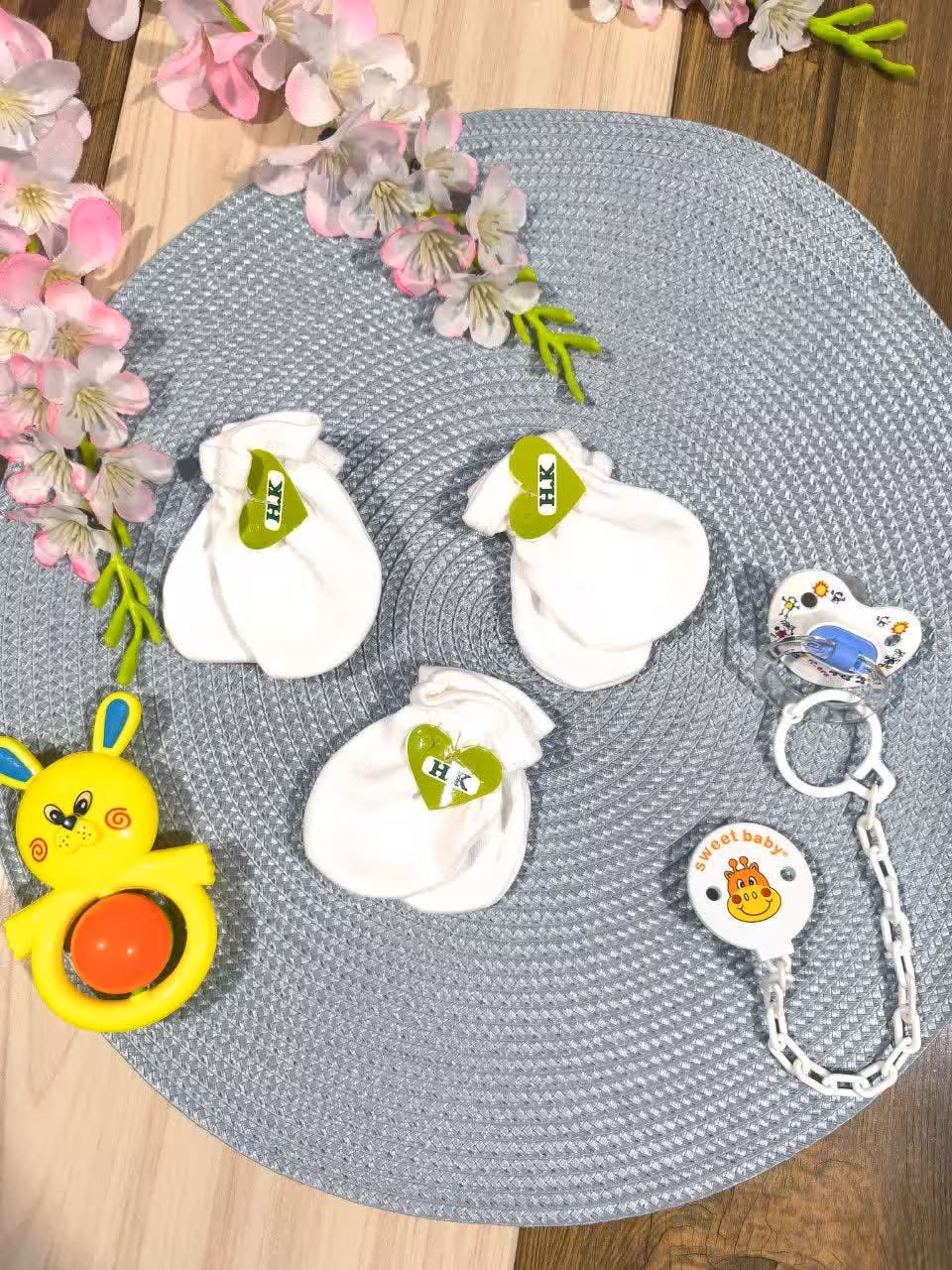 وسایل سیسمونی دستکش نوزادی سفید