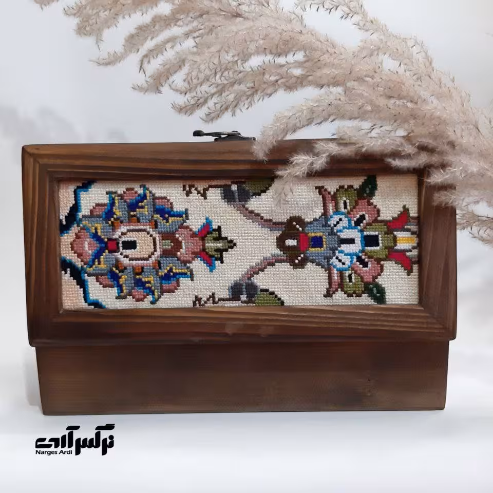 جا قاشق و چنگال دارای تزیین سوزن دوزی