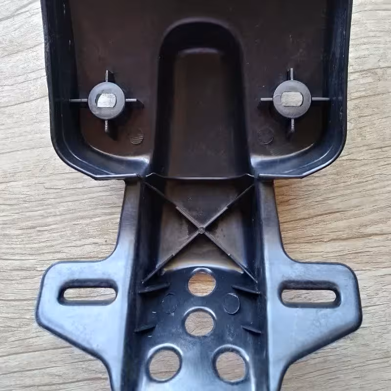 پایه خطر عقب لاکی  رنگ مشکی سفارش بالای 50عدد حدود 5 کیلوگرم