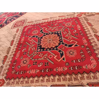 فرش ماشینی زمرد مشهد مدل کهنه نما زمینه لاکی