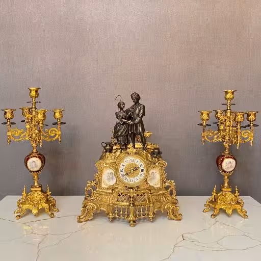 ساعت و شمعدان طلایی و قرمز طرح زن و شوهر