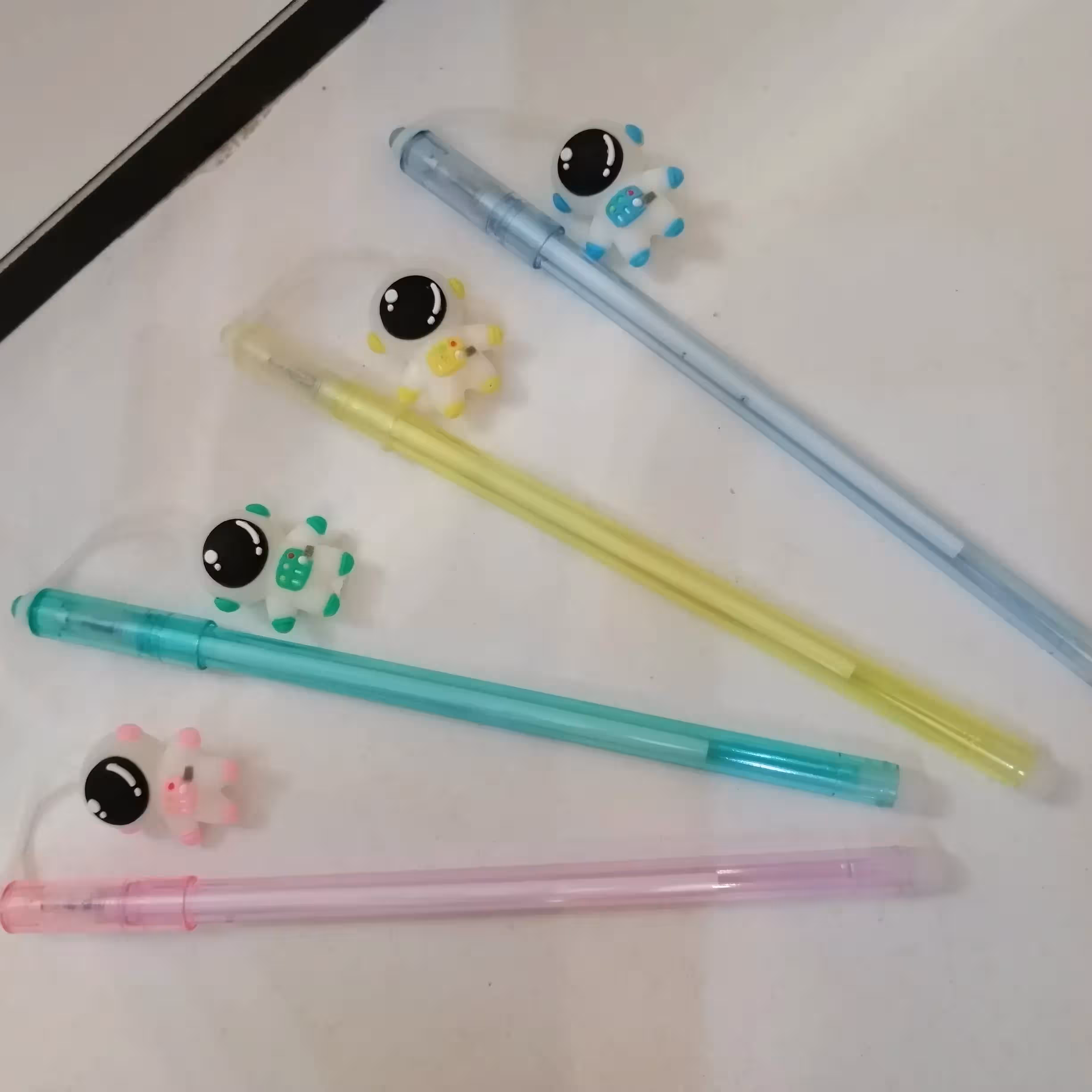 روان نویس با سر آویز دار فضانورد