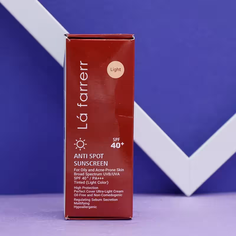 کرم ضد آفتاب و ضد لک رنگی رنگ روشن لافارر Lafarrerr مناسب پوست چرب و مستعد آکنه SPF  40 حجم 40 میل 92612