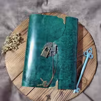 دفتر قفلدار چرمی ، چرم بزی افکتی سبز پر رنگ، 20 در 15 ، صد برگ کاغذ خط دار، قفلدار