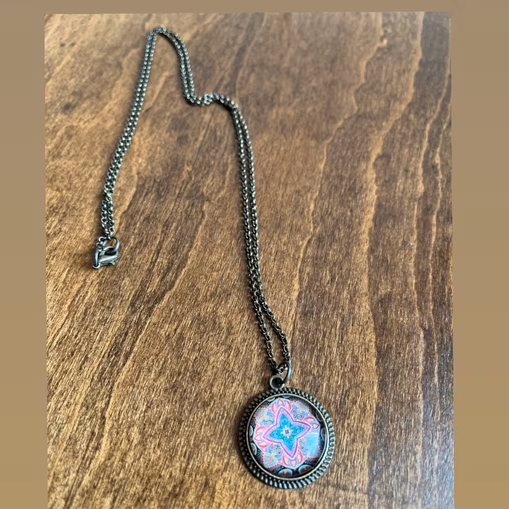 گردنبند رزین طول زنجیر 60 سانتی متر  و رنگ زنجیر برنزی جنس خرجکار