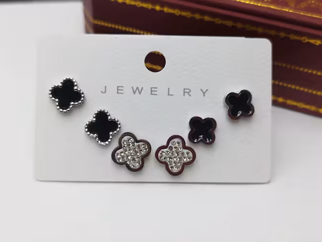 پک گوشواره ونکلیف در دو رنگ طلایی و نقره ای کد go165