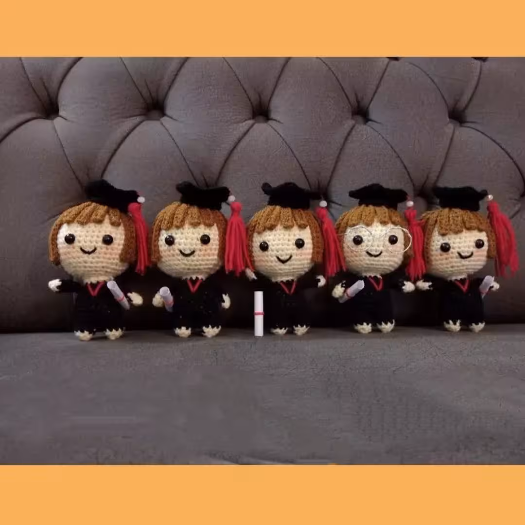 عروسک دختر فارغ التحصیل