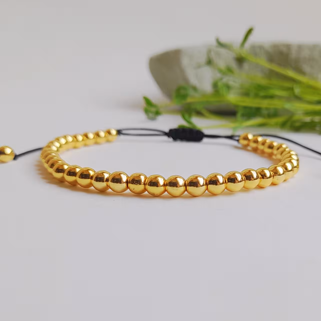 دستبند حدید طلایی بافت نخ مشکی دستساز کد 007