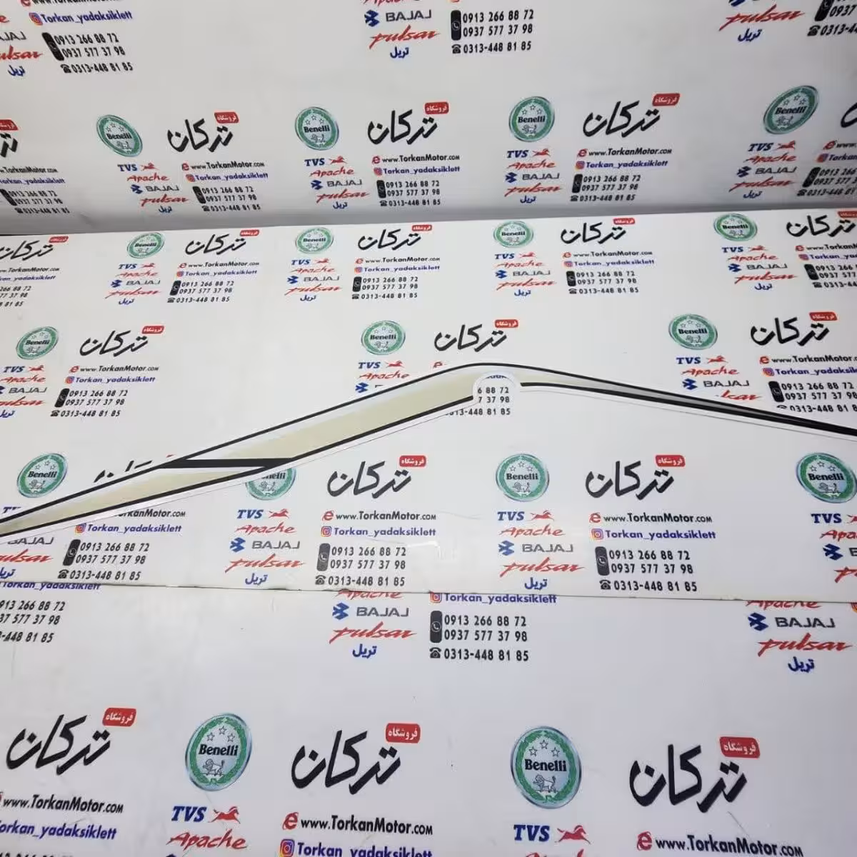 ارم ( برچسب ) قاب ( فلاپ ) دمی زیر زین موتور SYM گالکسی NA بژ اصلی ( چپ )