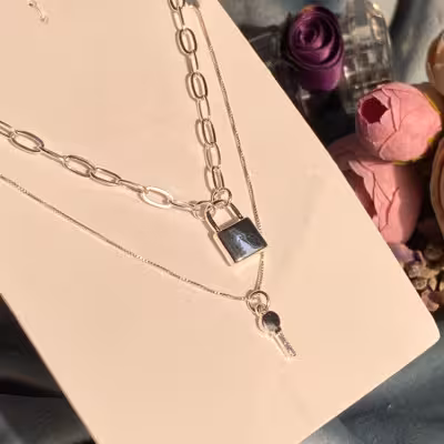 گردنبند بسیار زیبا ضد حساسیت وارداتی مناسب کادو تولد