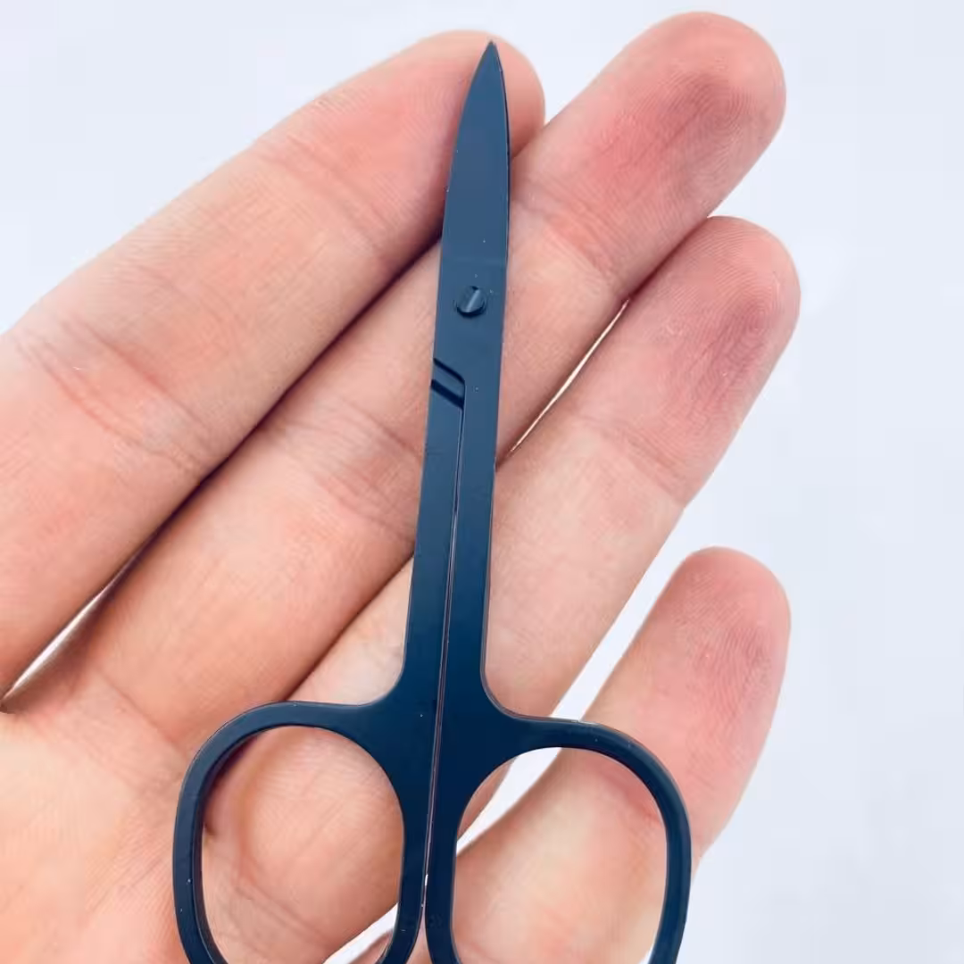 قیچی ابرو سر تیز مارک دار ( مشکی )
قابل شستشو و ضد عفونی
ضد زنگ و ضد حساسیت
کیفیت عالی
خوش دست و بادوام
تیغه های تیز 