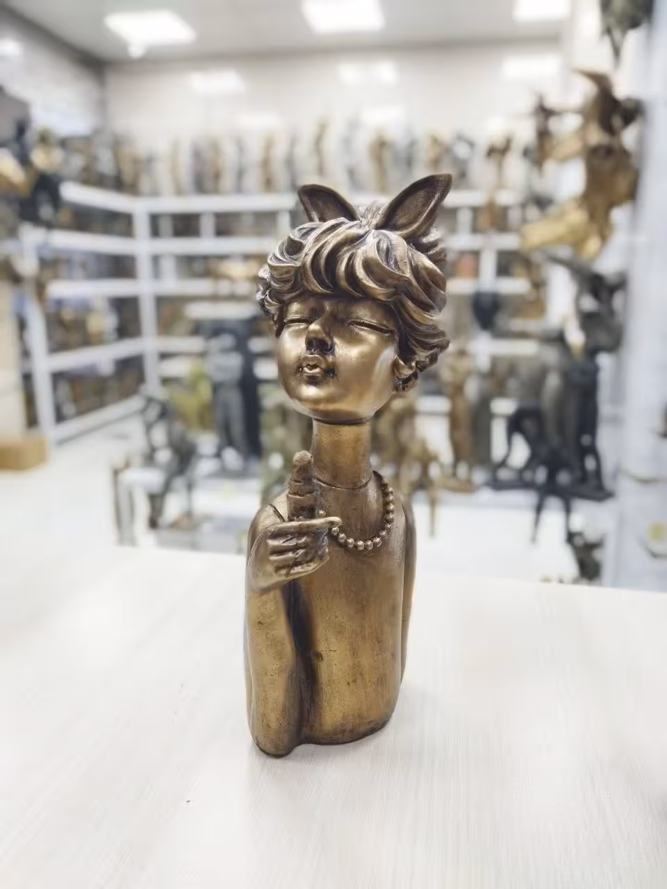 مجسمه دختر آرایش