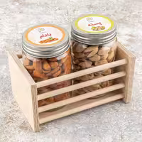 پک خوراکی چِلسمه شامل پسته و بادام درختی در باکس چوبی