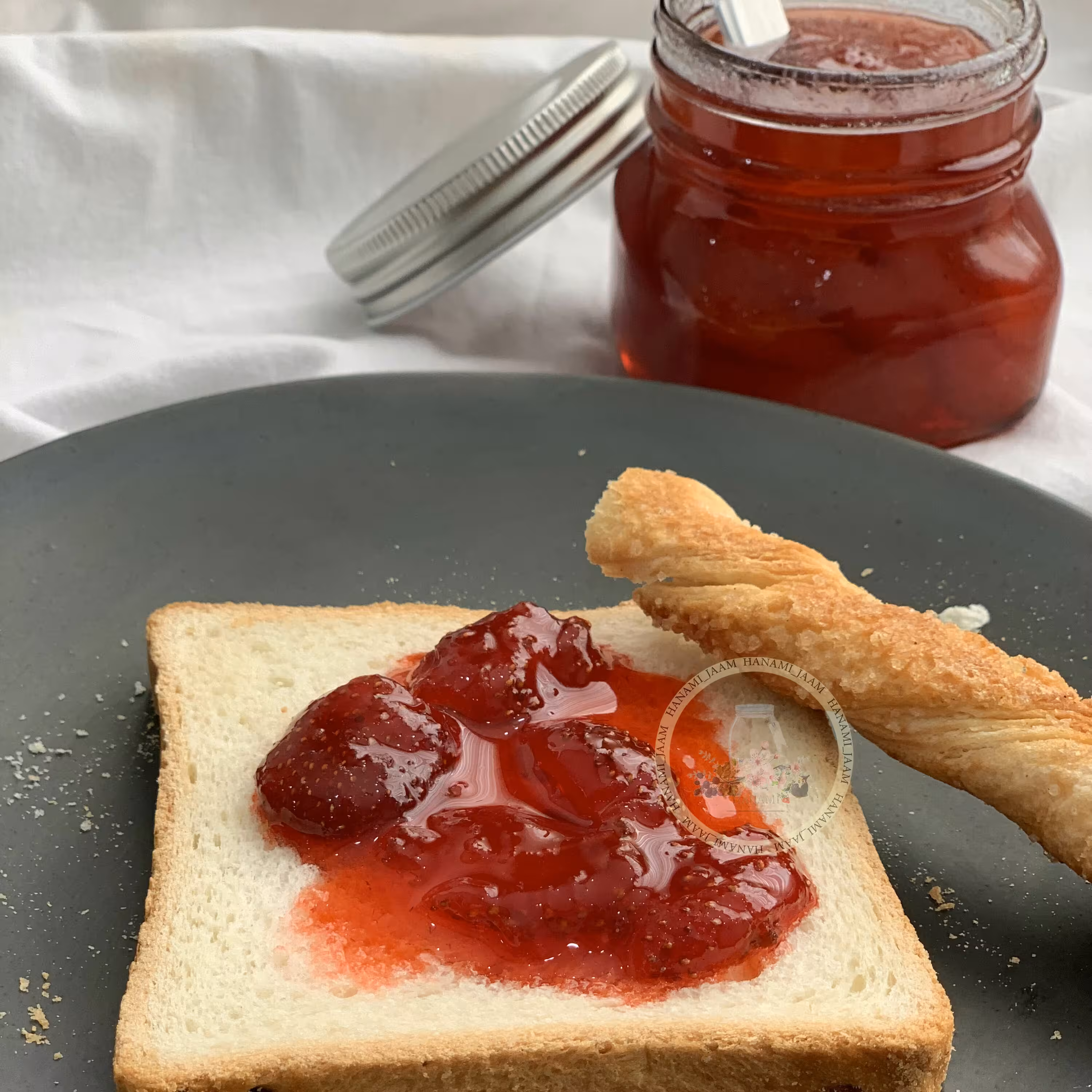 مربای خانگی هانامی توت فرنگی (نیم کیلو)