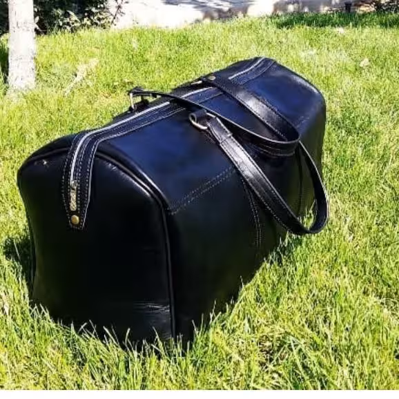 ساک ورزشی زیبا و ساده و کاربردی مناسب برای آقایان جوان قابل استفاده در باشگاه ، سفر ، گردش و ....