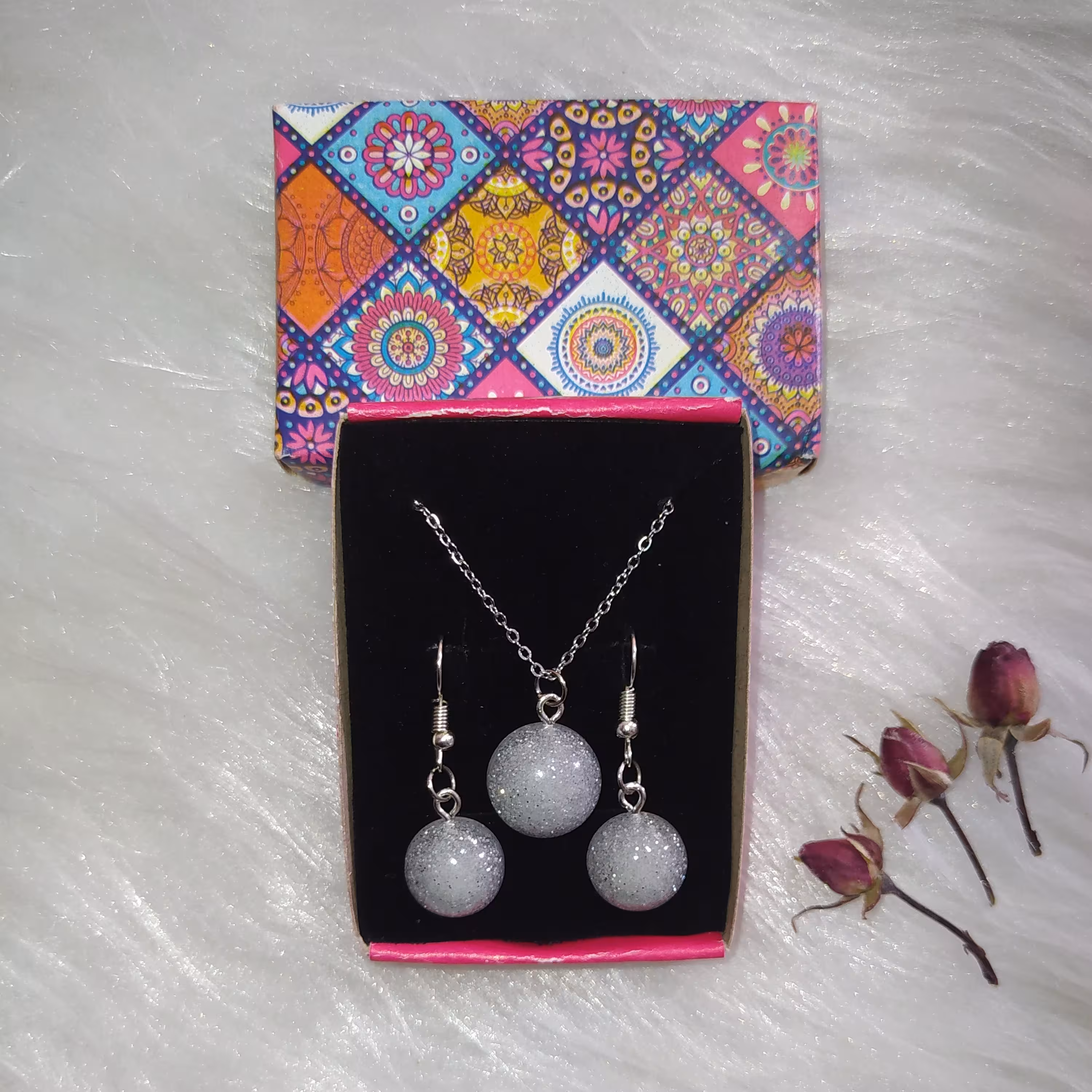 نیم ست رزینی شامل گردنبند و گوشواره با زنجیر استیل رنگ ثابت