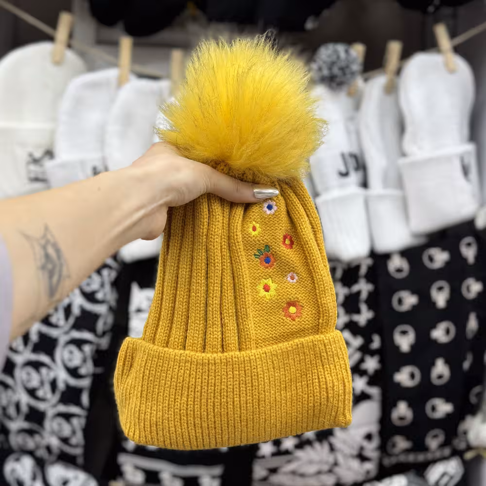 کلاه بافت پوم دار گل گلی خردلی