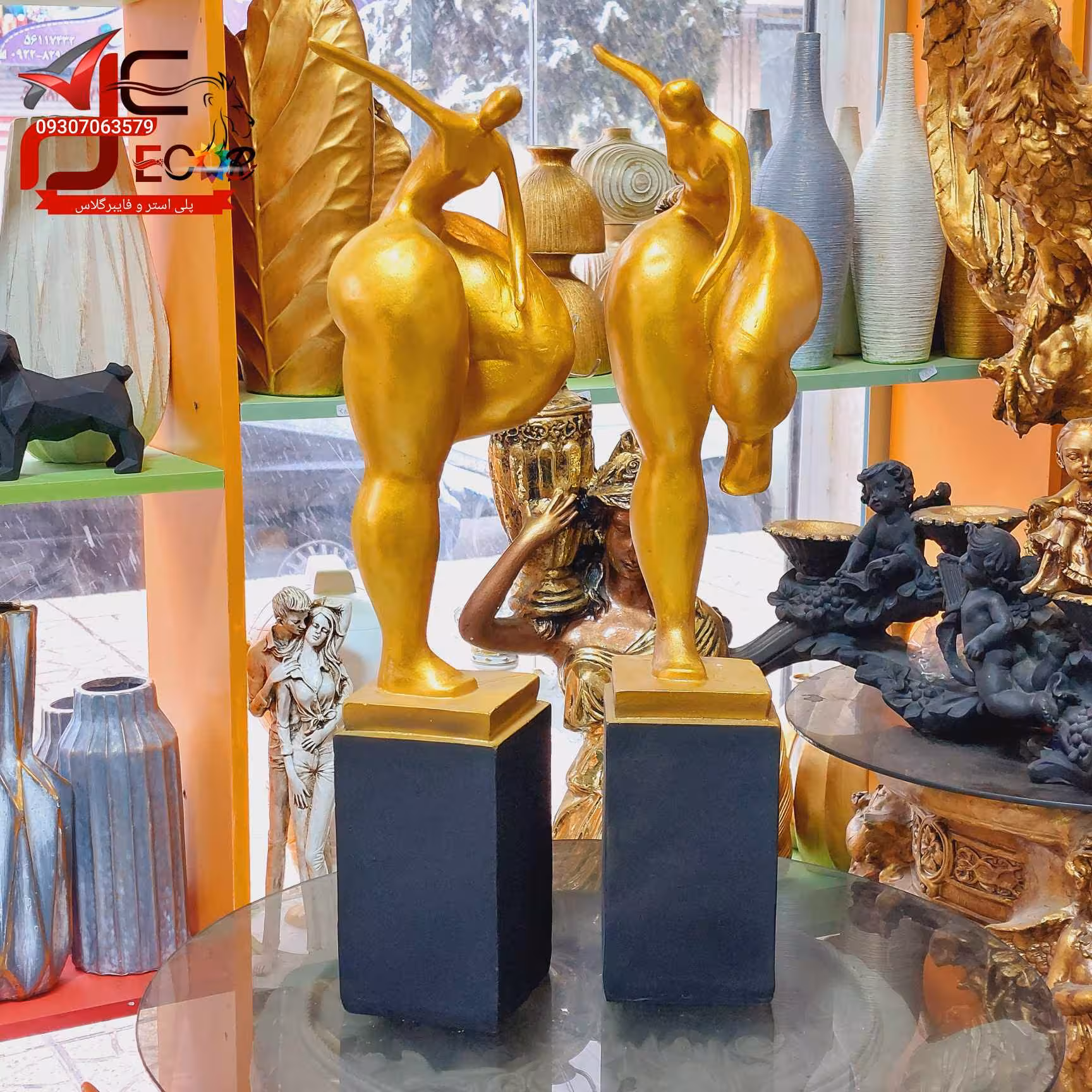 مجسمه کنارسالنی سولو دنس