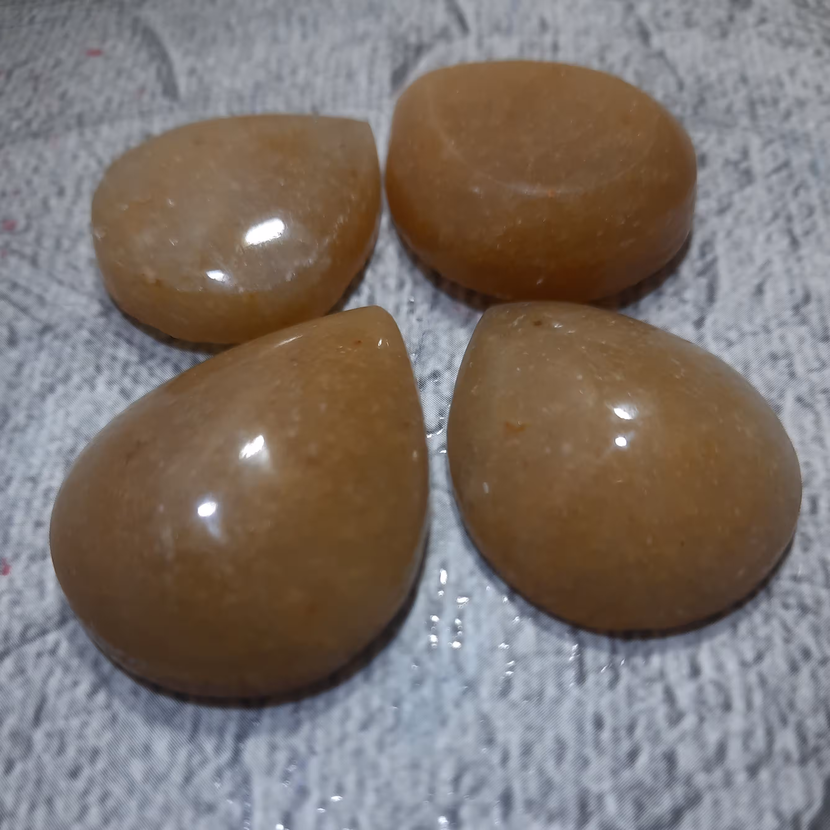 پک چهار تایی نگین سنگ یشم زرد عسلی تراش خورده به شکل اشک از سنگ راف یشم. به صورت تکی هر عدد دویست  هزار تومن