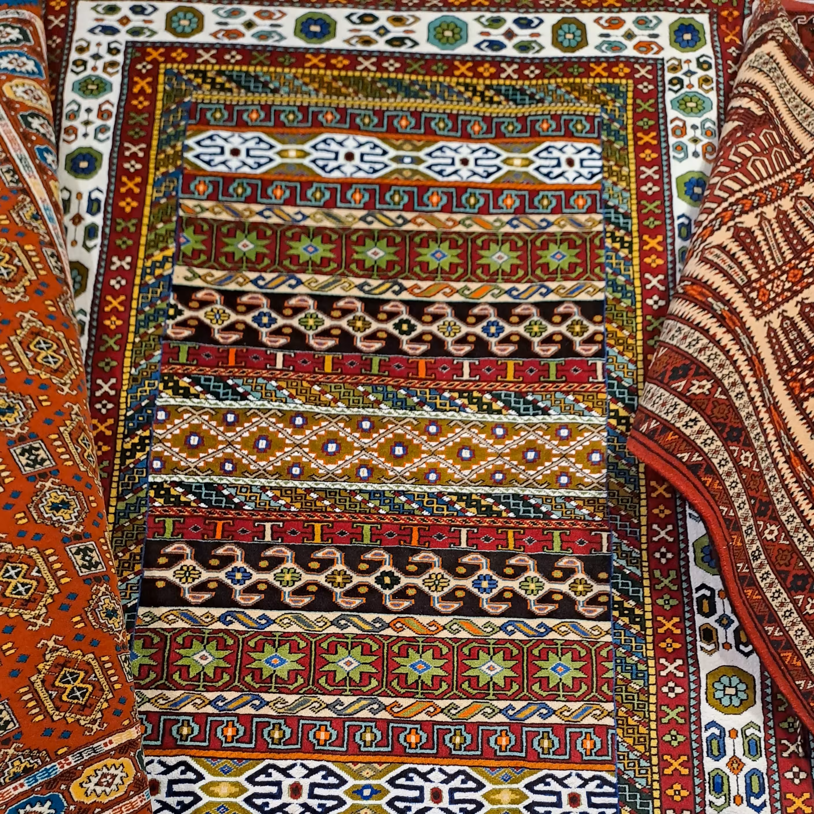 فروش فرش دستباف 3 متری گل ابریشم ریزبافت بسیار زیبا و با کیفیت برند آی سن با ارسال رایگان
